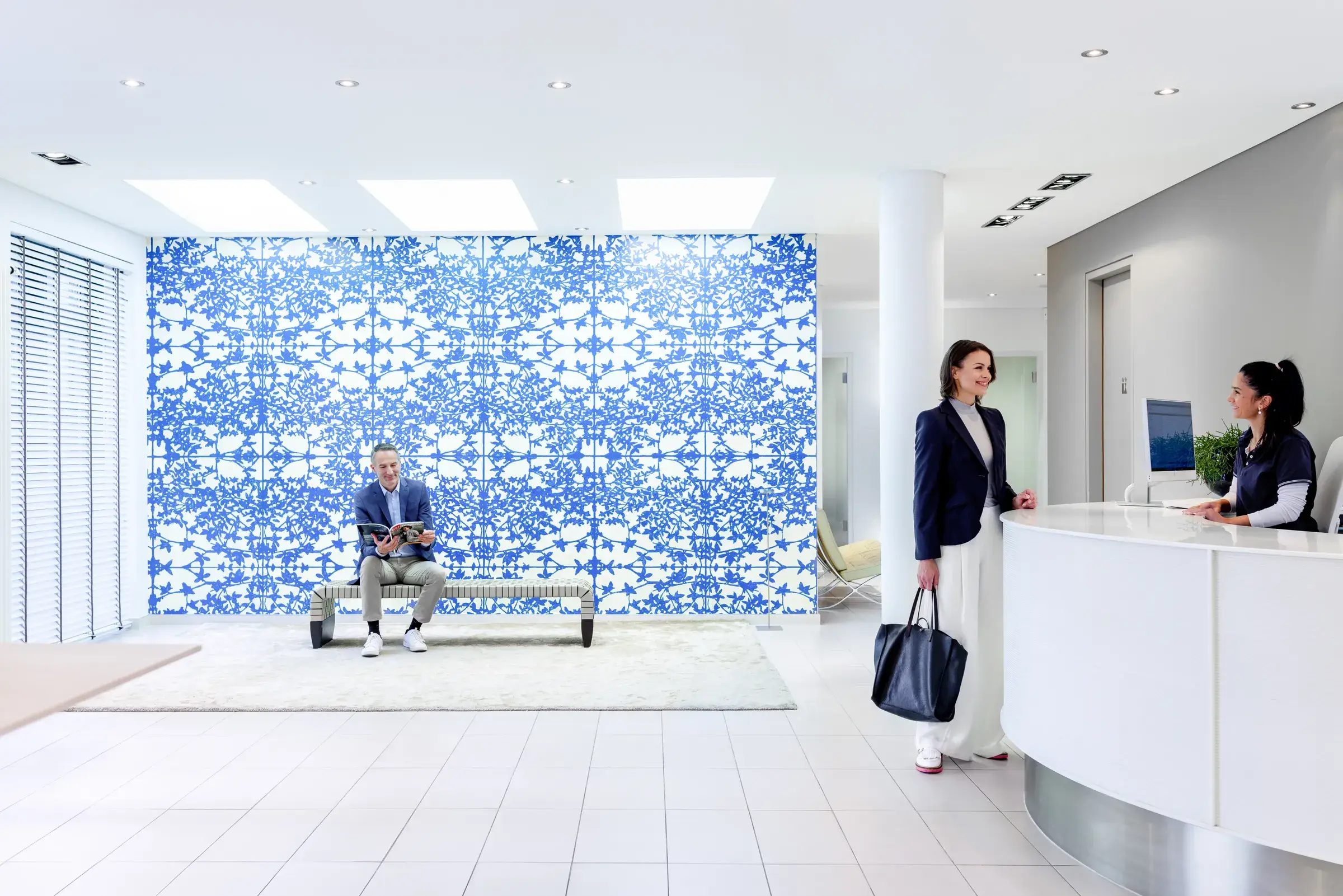 Empfang mit der blauen Ornamentwand im Dr. Jung MVZ