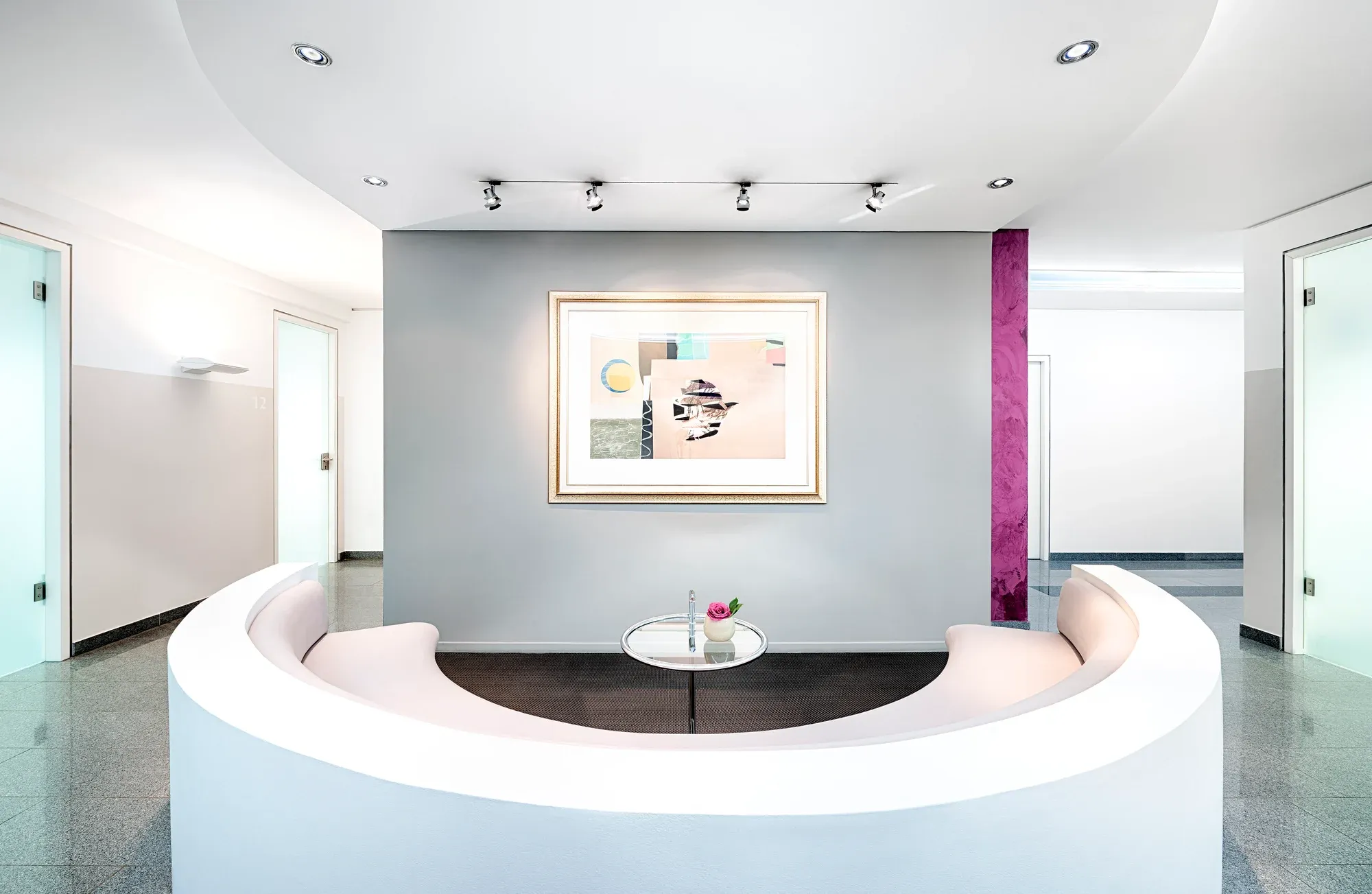 Runder Empfangsbereich mit Kunstwerk