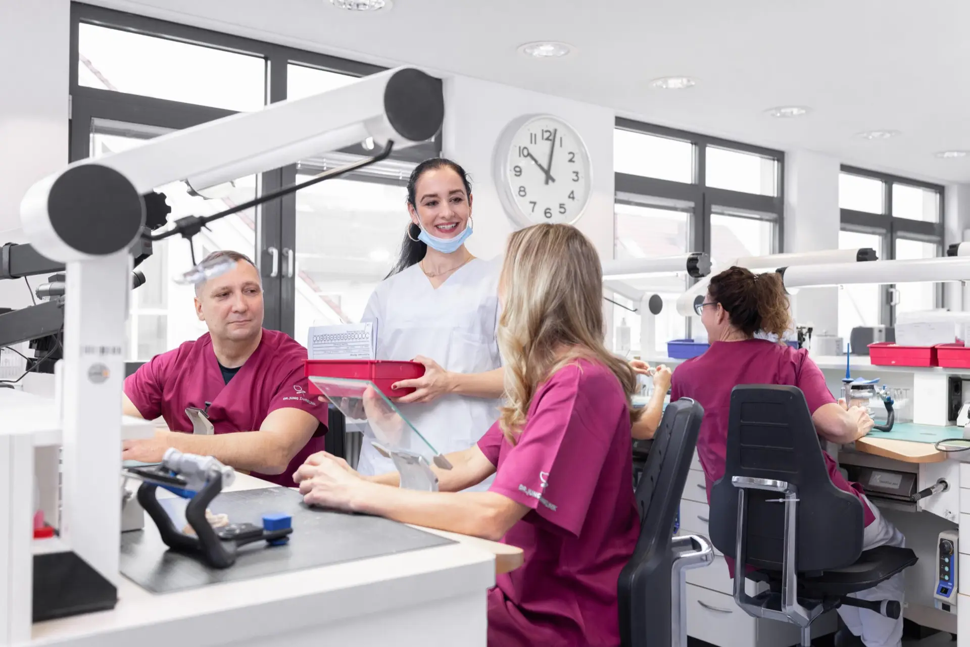 Das Team des hauseigenen Meisterlabors im Dr. Jung MVZ bei der Arbeit