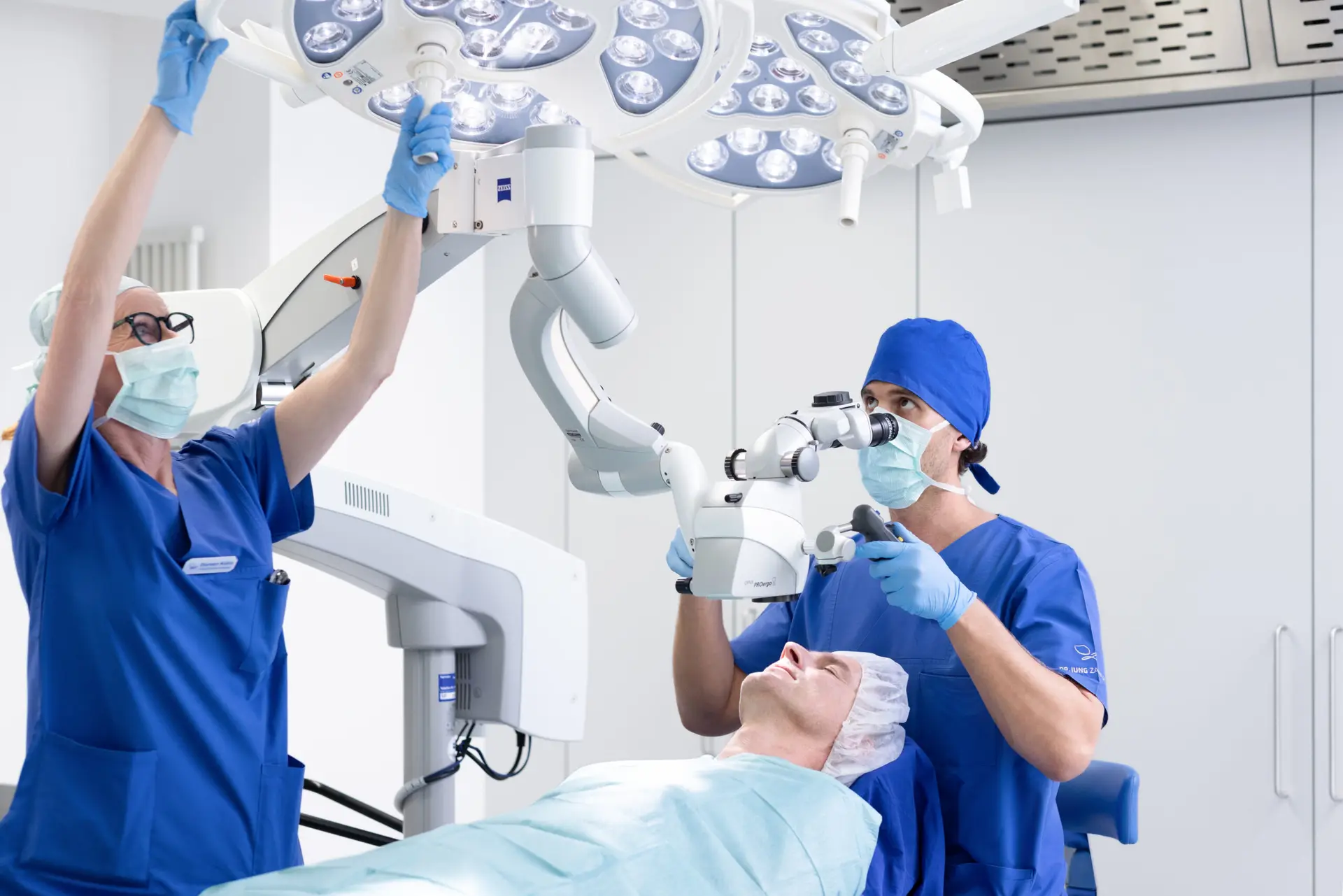 Mikrochirurgie im OP-Saal